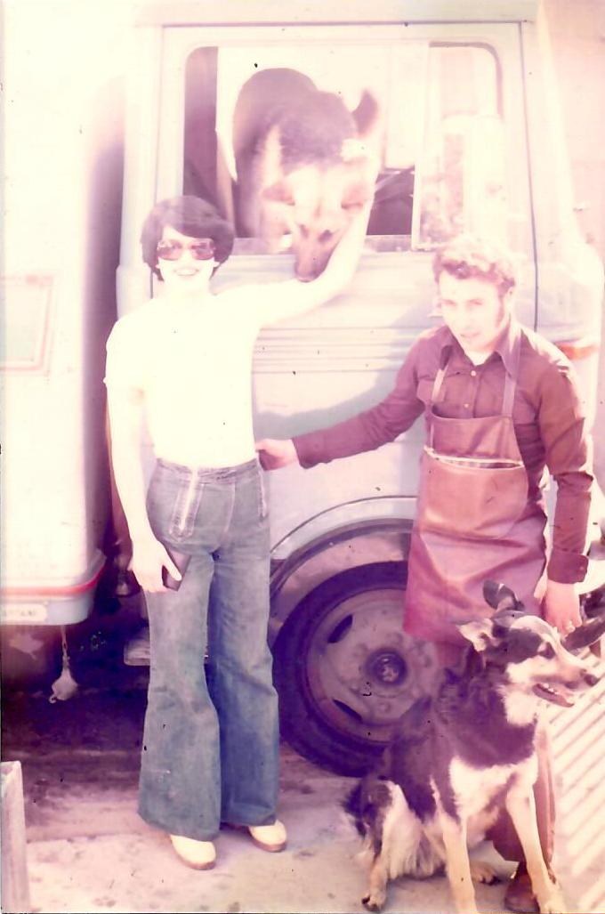 Archive familiale près d’un camion de marché