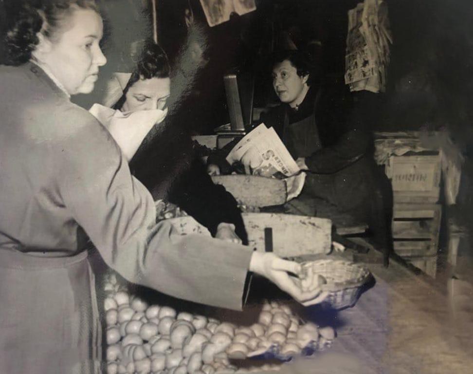 Archive familiale sur un marché de fruits et légumes