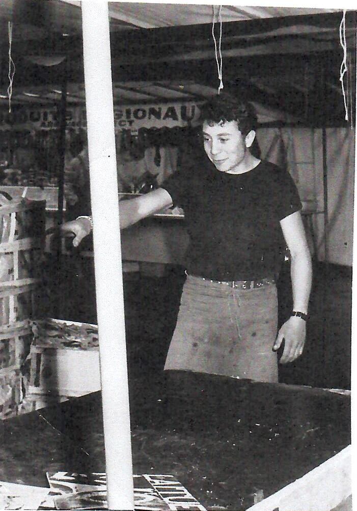 Archive familiale d’un commerçant sur son étal