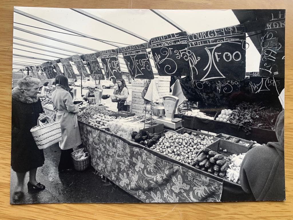 Archive familiale d’un étal de fruits et légumes